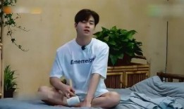 爆料何炅不睡觉视频,揭秘明星背后的惊人生活